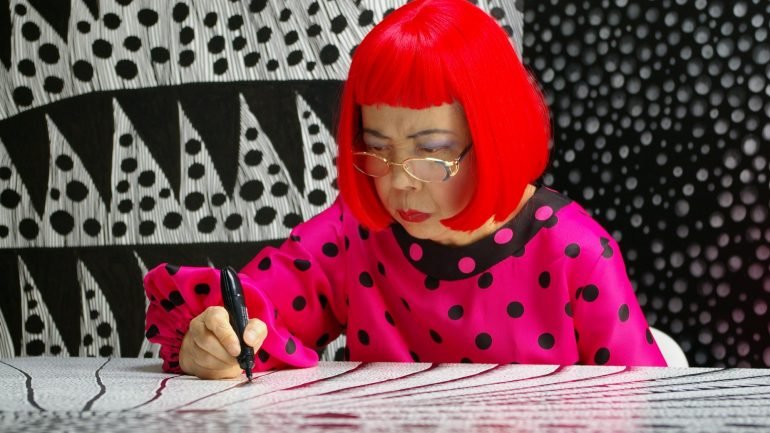 OBRAS-PRIMAS PINTADAS POR MULHERES: BORBOLETA, DE YAYOI KUSAMA